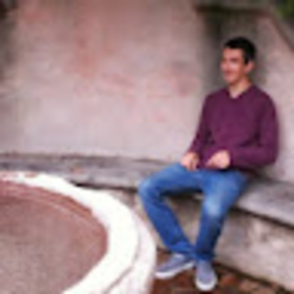 Meet your Posher, Dominique - Picture 1 of 1